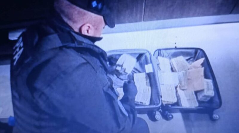 LEAL QUEDÓ DETENIDO LUEGO DE QUE LE ENCONTRARAN MILLONES DE DÓLARES Y ESTUPEFACIENTES EN SU CASA